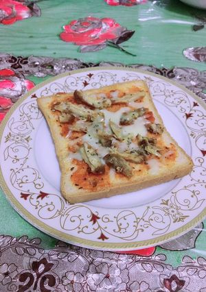 A picture of Chicken bread pizza.