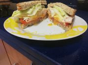 Una foto de sandwich de jamón y mantequilla