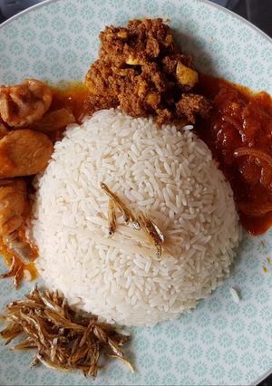 A picture of Nasi Lemak (coconut milk rice, chicken gravy and fried chicken).