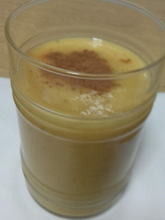 Una foto de Batido saludable, plátano, melocotón, y naranja