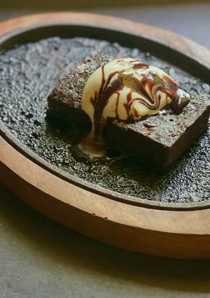 A picture of Sizzling Brownie with Ice Cream.