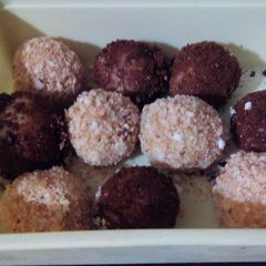 A picture of Coconut/Horlicks rolled white fudge balls.