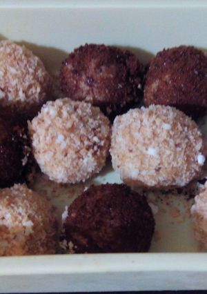 A picture of Coconut/Horlicks rolled white fudge balls.