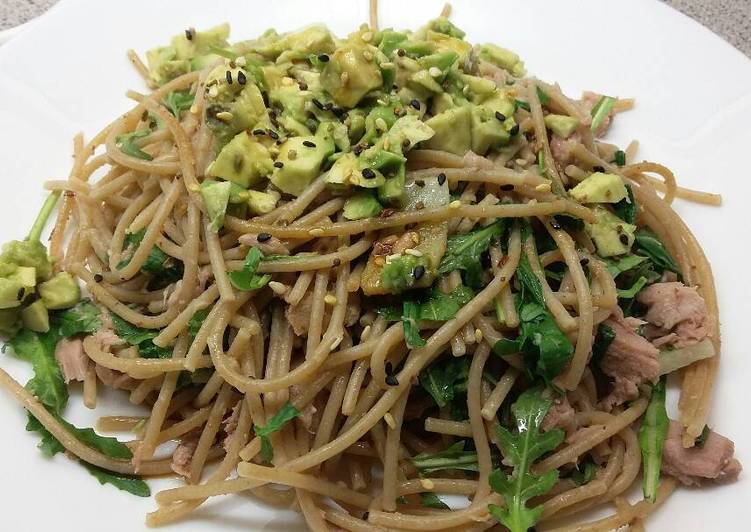 Spaghetti with tuna and avocado