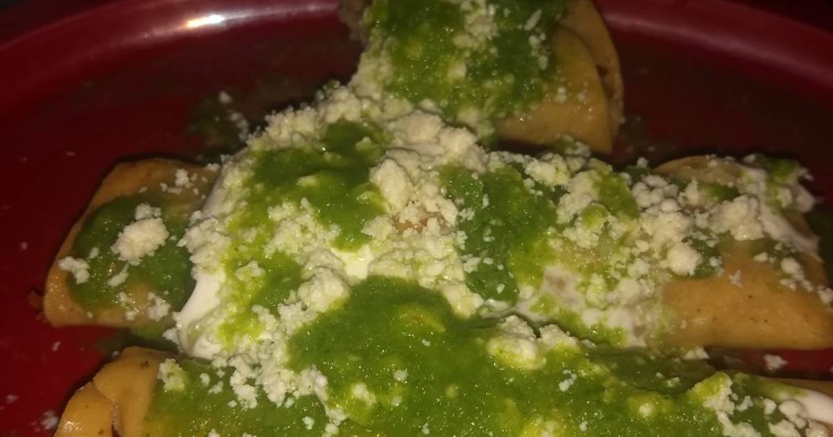 Tacos dorados de pollo en SalsaVerdeCruda Receta de Cynthia Serena