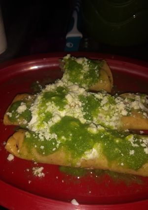 Una foto de Tacos dorados de pollo en #SalsaVerdeCruda