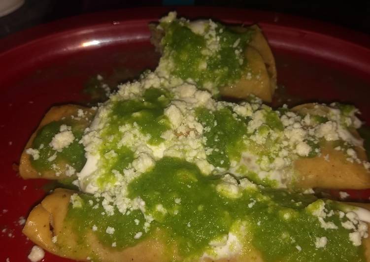 Tacos dorados de pollo en #SalsaVerdeCruda