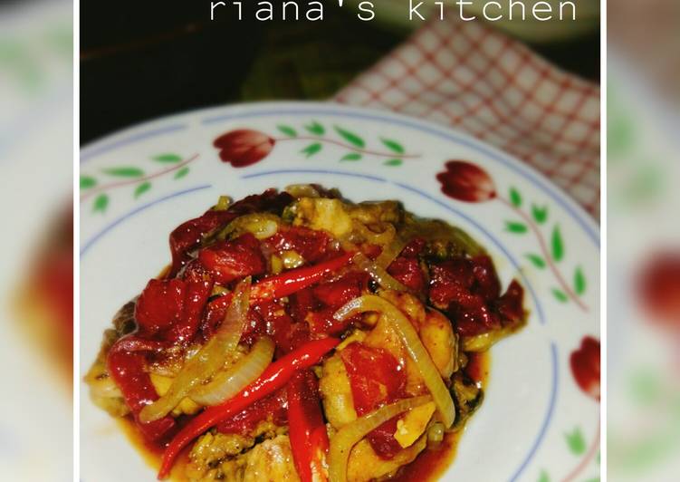 Ayam merah naga saus mentega>with kulit buah naga