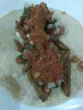 Tacos de charales con pico de gallo y salsa