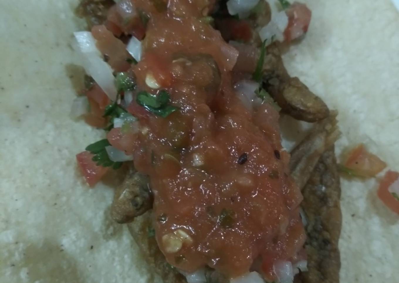 Tacos de charales con pico de gallo y salsa