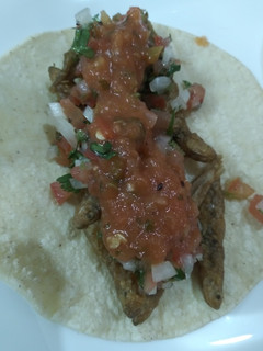 Una foto de Tacos de charales con pico de gallo y salsa