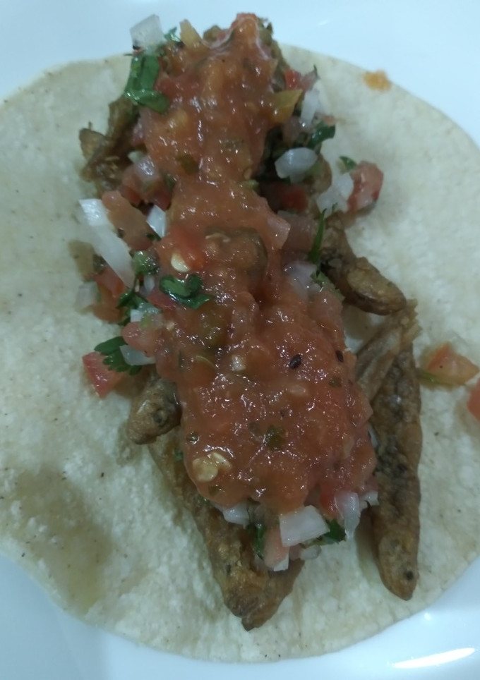 Una foto de Tacos de charales con pico de gallo y salsa