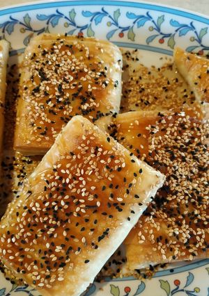 Φωτογραφία της συνταγής Φέτα και χαλλούμι σαγανάκι σε φύλλο με σουσάμι και μέλι
