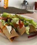 Tacos dorados de tinga de pollo
