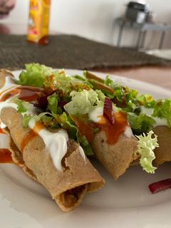 Una foto de Tacos dorados de tinga de pollo