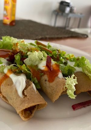 Una foto de Tacos dorados de tinga de pollo