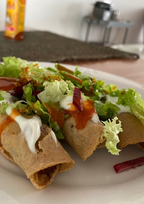 Una foto de Tacos dorados de tinga de pollo