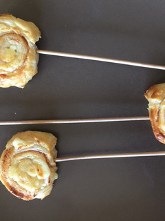 Una foto de Piruletas divertidas y sabrosas de jamón y queso