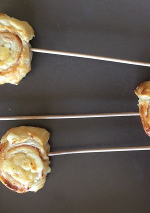 Una foto de Piruletas divertidas y sabrosas de jamón y queso