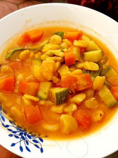 Una foto de Habas con verduras