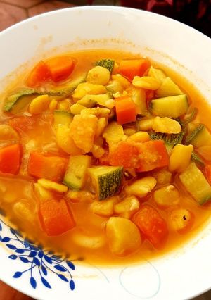 Una foto de Habas con verduras
