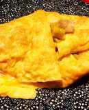 Tortilla de pescado, cebolla y piparras