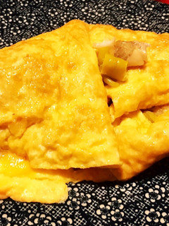 Una foto de Tortilla de pescado, cebolla y piparras