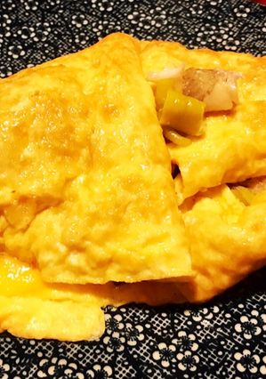 Una foto de Tortilla de pescado, cebolla y piparras