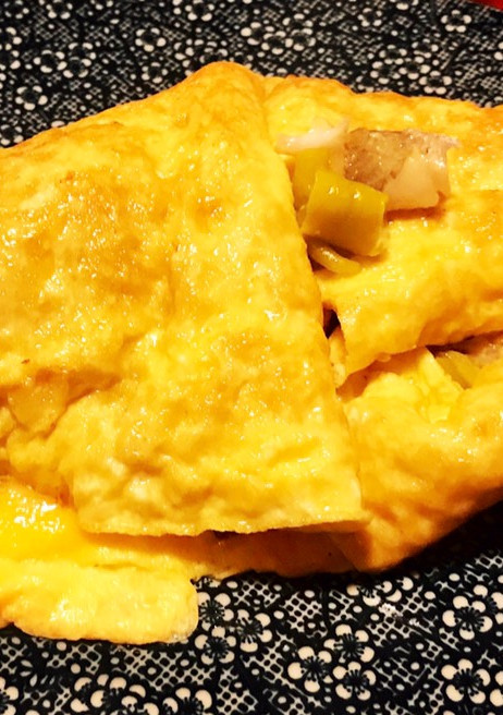 Una foto de Tortilla de pescado, cebolla y piparras