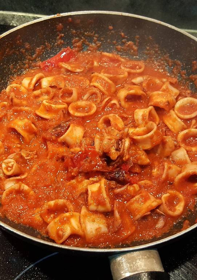 Una foto de Calamares con tomate