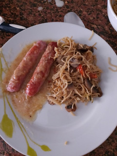 Una foto de Longanizas en salsa