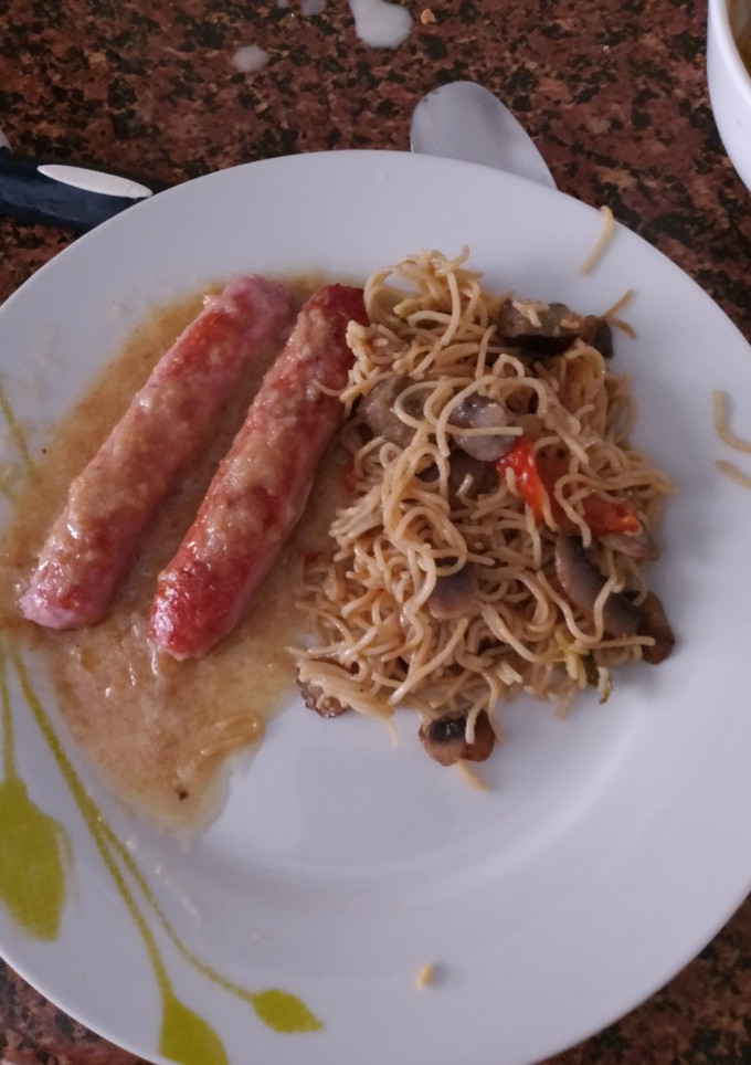 Una foto de Longanizas en salsa
