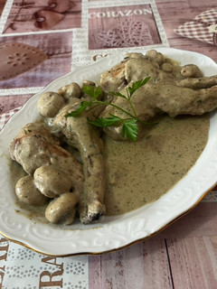 Una foto de Conejo en salsa de champiñones