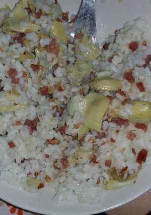 Una foto de Arroz con alcachofas y taquitos de jamón serrano