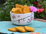 Una foto de crackers harina garbanzos