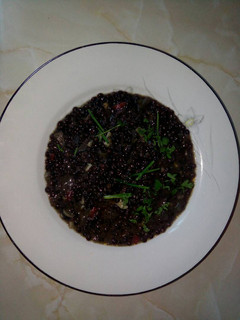 Una foto de Lentejas caviar con calamar