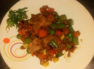 Una foto de Wok de atún con salsa de soja