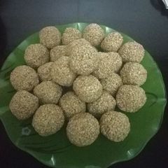 A picture of Til Ladoo.