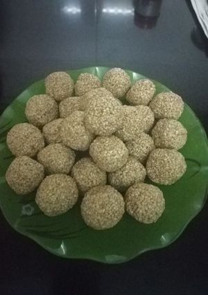 A picture of Til Ladoo.