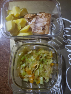 Una foto de Pescado a la plancha con sofrito de col