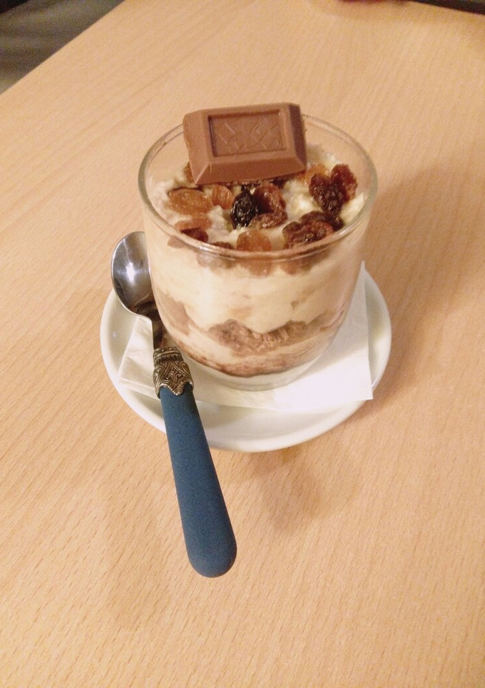 Una foto de Pasas y chocolate entre sábanas de cerveza