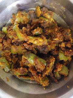 मसालेदार बेसन शिमला मिर्च(masaledar besan shimla mirch recipe in hindi) रेसिपी मुख्य फोटो