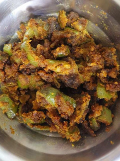 मसालेदार बेसन शिमला मिर्च(masaledar besan shimla mirch recipe in hindi) रेसिपी मुख्य फोटो