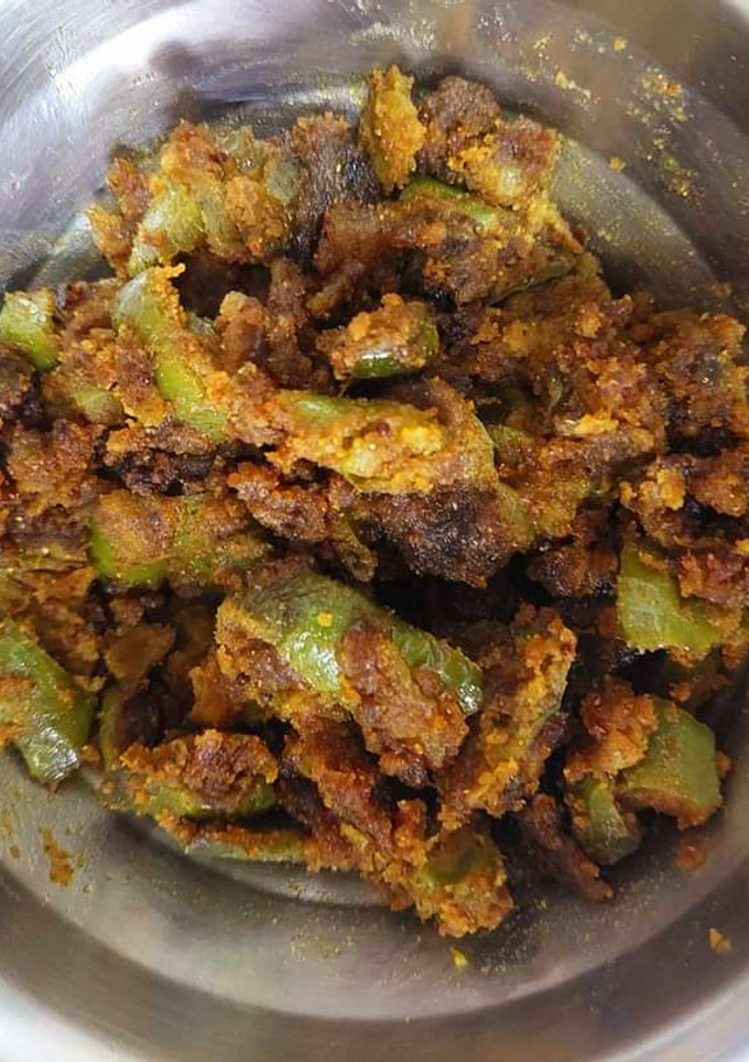 मसालेदार बेसन शिमला मिर्च(masaledar besan shimla mirch recipe in hindi) रेसिपी मुख्य फोटो