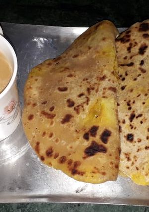 આલુ પરોઠા (Aloo Paratha Recipe In Gujarati) રેસીપી મુખ્ય ફોટો