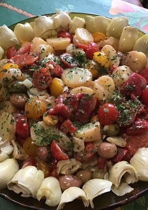 Une photo de Salade de pommes de terre aux tomates, poivrons, artichauts et olives