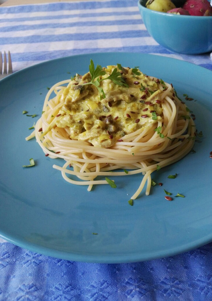 Una foto de Espaguetis con pollo y champiñones a la crema