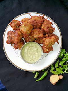 आलू लच्छा पकोडे (Aloo Lachha Pakode recipe in Hindi) रेसिपी मुख्य फोटो
