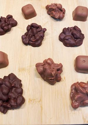 Une photo de Chocolats / Rocher Noir / Lait Amandes / Cacahuètes