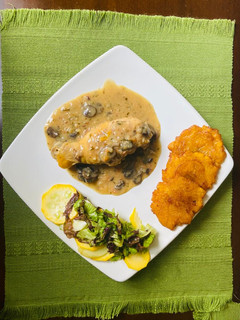 Una foto de Pollo con champiñones